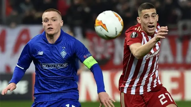 Віктор Циганков з "Динамо" та Костас Цімікас "Олімпіакос" борються за м'яч на стадіоні в Піреї