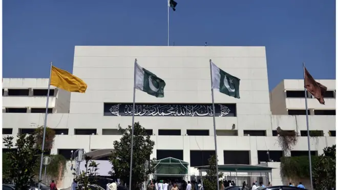 سینیٹ سے اس بل کی منظوری نہ ہونے کی وجہ سے فوجی عدالتوں کی مدت میں توسیع کا معاملہ ایک ہفتے کے لیے کھٹائی میں پڑ گیا ہے
