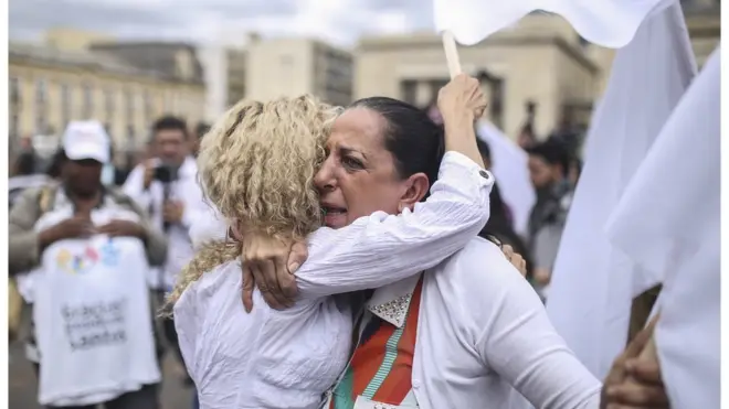 ငြိမ်းချမ်းရေးအတွက် မျက်ရည်ကျ ပျော်ရွှင်နေကြ