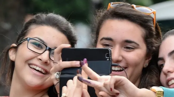 شابات صوتن في انتخابات عام 2014