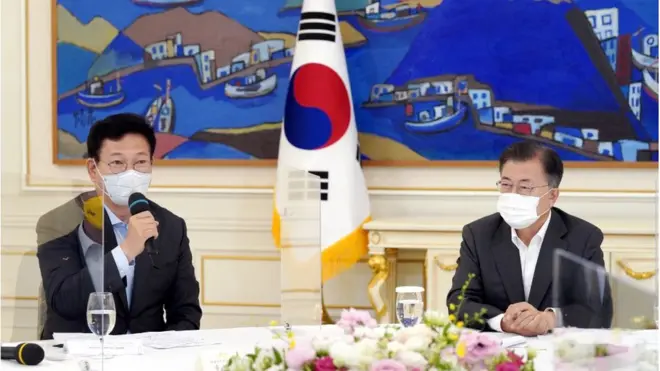 문재인 대통령이 26일 청와대에서 열린 여야 5당 대표 초청 오찬간담회에서 송영길 더불어민주당 대표의 발언을 듣고 있다