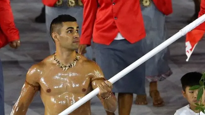 Знаменосец олимпийской сборной Тонга на открытии Игр в Рио стал небольшой сенсацией в интернете.