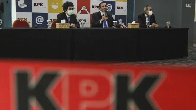 Ketua Dewan Pengawas Komisi Pemberantasan Korupsi (KPK) Tumpak H Panggabean (tengah) memberikan keterangan usai sidang putusan Majelis Etik Dewas KPK di Gedung Pusat Edukasi Antikorupsi KPK, Jakarta, Senin (31/05).