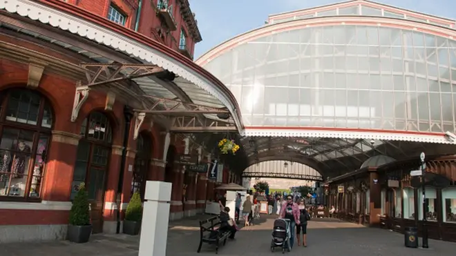 영국 국립 유통산업 연구기관은 '인터넷 유통업체들의 성장이 사람들이 쇼핑몰에서 발길을 돌린 이유'라고 설명했다