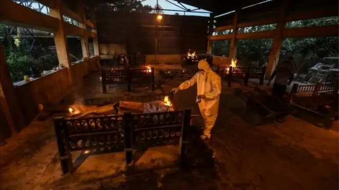 Мумбайдагы коронавирустан каза тапкандарды акыркы сапарга узатуу