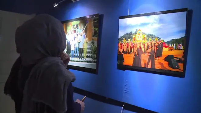 در این نمایشگاه سه روزه، عکسهایی از آثار باستانی بامیانِ افغانستان و معابد تاریخی «بارابادورِ اندونزی» به نمایش گذاشته شده.