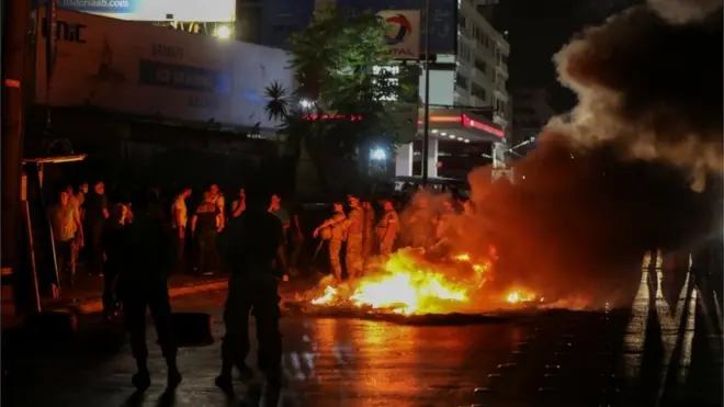 متظاهرون أضرموا النار في إطارات سيارات