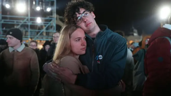 Seçim sonuçlarını takip eden iki Macar genç