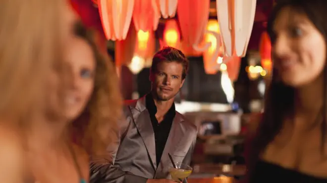 Hombre mirando a una mujer