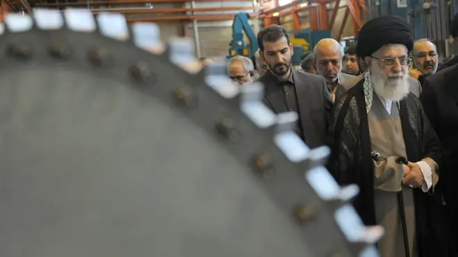 بازدید رهبر جمهوری اسلامی از یک کارخانه
