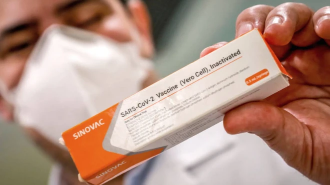 วัคซีนซิโนแวคอาจมีประสิทธิภาพในการทดลองสูงกว่าประสิทธิภาพในสถานการณ์จริง