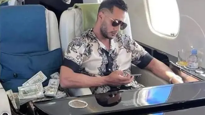 سبق أن تعرض الفنان المصري لانتقادات بعد أن ظهر في صور وهو يرمي بالنقود في حوض السباحة ولكنه قال لاحقا إنها أخذت من حملة إعلانية.