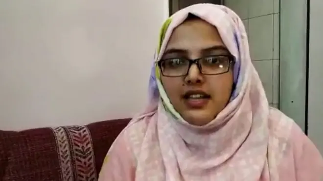 د کشمير پلواما کې پر هنديو ځواکونو له ځانمرګي بريد وروسته سرخوږی،له هغو کشميري زده کوونکو اورو چې د هند نورو برخو کې په زده کړو بوخت دي.
