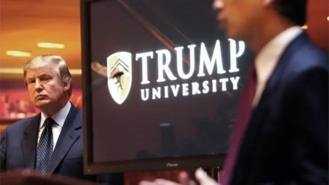 Donald Trump tại hôm khai trương trường đầu tư Đại học Trump năm 2005
