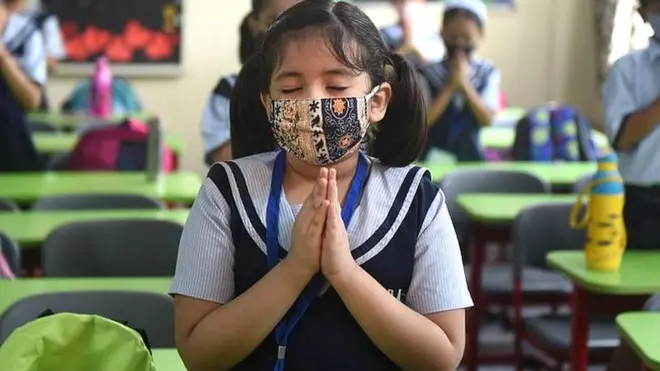 లక్నోలోని ఒక పాఠశాలలో ప్రార్థన చేస్తున్న విద్యార్థిని