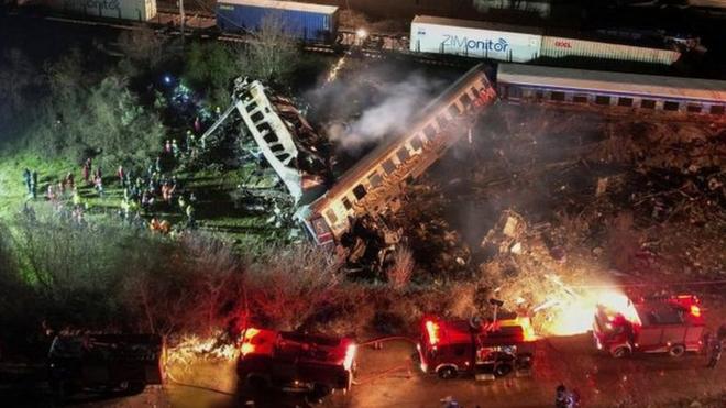 صورة جوية لموقع حادث قطارين في لاريسا شمالي اليونان