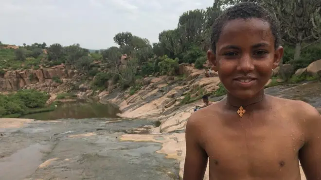 ኣብ ሩባ ወሪዱ ማይ ጳጉሜን ዝሕጸብ ቆልዓ