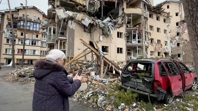 Жильцы у разрушенного дома в Ирпени.
