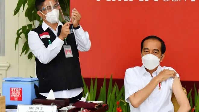 Presiden Joko Widodo menjadi orang pertama di Indonesia yang menerima vaksin Sinovac.