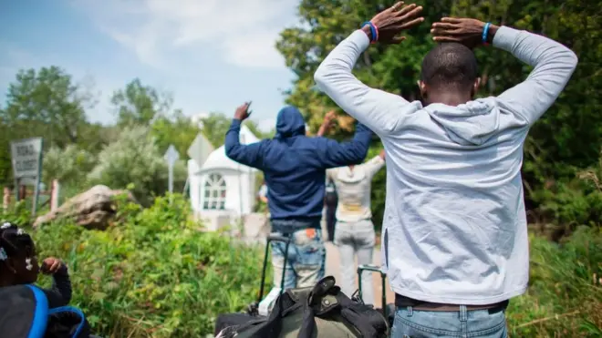 Migrants raise hand dey try enta Canada