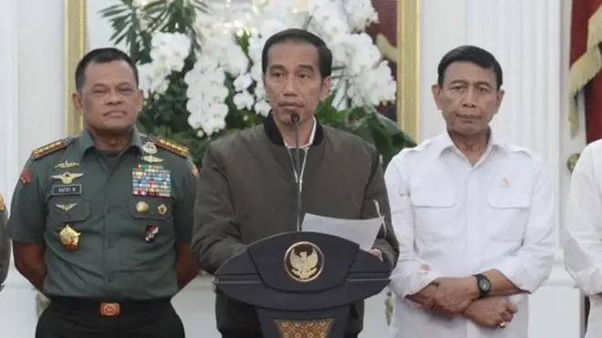 Presiden Jokowi didampingi Panglima TNI dan Menkopolhukam memberikan keterangan pasca kerusuhan.