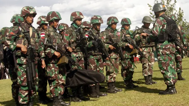 Prajurit TNI berdoa sebelum menaiki helikopter dengan tujuan di Wamena, Papua, Rabu (5/12). Aparat gabungan TNI-Polri masih memburu kelompok TNPB-OPM yang bertanggung jawab atas pembunuhan belasan pekerja proyek pembangunan jembatan di Kabupaten Nduga.