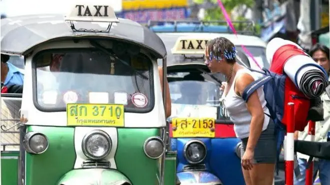 นักท่องเที่ยวต่อราคาตุ๊กตุ๊ก