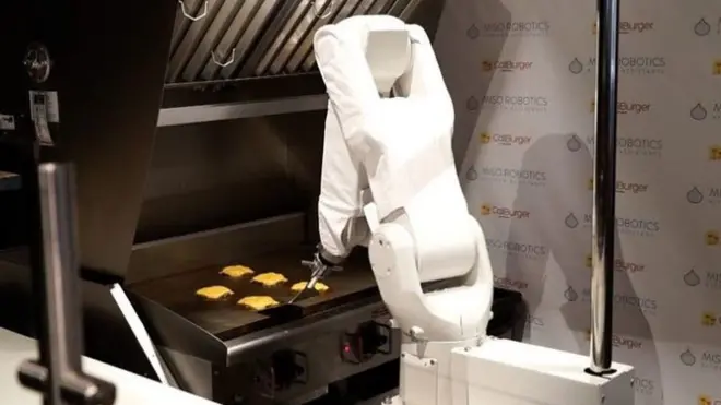 دا روباټ ښايي د ډېر کار له امله سست شوی وي.