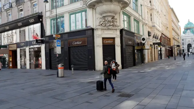 Улицы мировых городов опустели. На фото - Вена