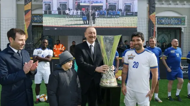 UEFA Avropa Liqasının kuboku prezident İlham Əliyevə təqdim olunur