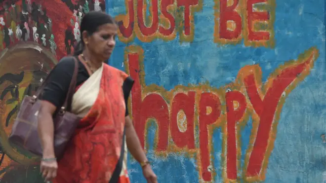 دعوة للسعادة كتبت بالجرافيتي على أحد جدران مدينة مومباي بالهند