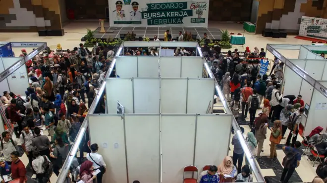 Para pencari kerja memadati bursa kerja terbuka di Ballroom mall pelayanan publik Sidoarjo, Jawa Timur, Rabu (27/11). Bursa kerja terbuka yang diikuti sekitar 40 perusahaan multi nasional tersebut menawarkan lebih dari 2500 lowongan untuk berbagai sektor.