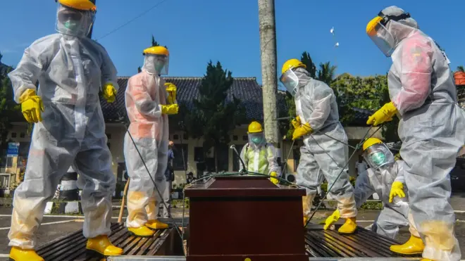 Simulasi pemulasaraan dan pemakaman jenazah terduga penderita COVID-19 di Mapolres Ciamis, Jawa Barat, (22/04).