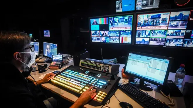 ثمة توازن يتعين على المرء الحفاظ عليه، بين بقائه مطلعا على مستجدات الوباء وتجنبه في الوقت نفسه لأن يُثقل ذهنه بالمعلومات الخاصة بذلك