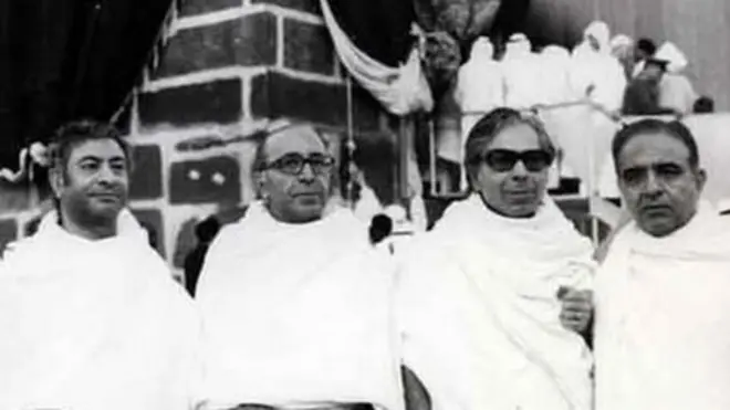 چند تن از مقامات ساواک در سفر حج با هم عکس یادگاری گرفتند. در تصویر منوچهر هاشمی و علیاکبر فرازیان دیده میشوند.