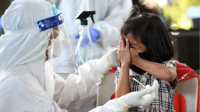 ผู้ปกครองพาบุตรหลานมาตรวจคัดกรองโควิด-19 ก่อนจะพาไปร่วมกิจกรรมงานวันเด็กแห่งชาติ ที่ลานเอนกประสงค์ข้างตลาดดินแดง 8 ม.ค. 2565