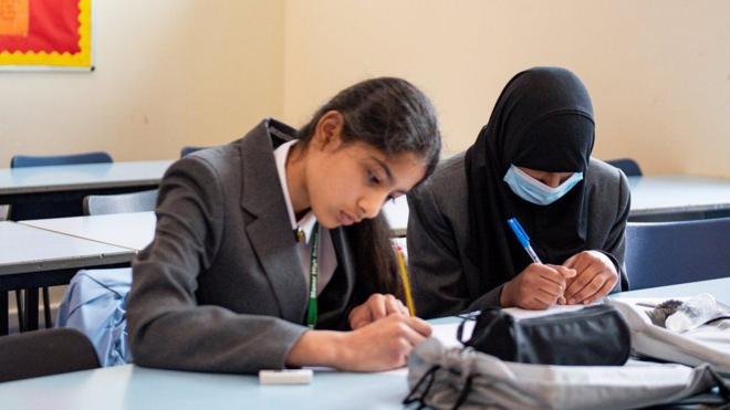 Cientistas investigam possível impacto da nova variante do coronavírus no contágio entre crianças