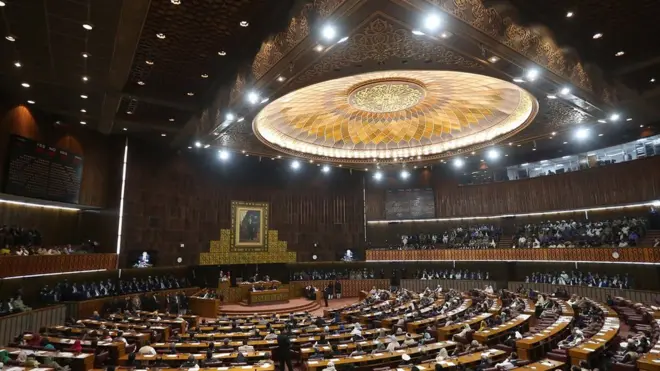 یاد رہے کہ پاکستان کی قومی اسمبلی کی 342 نشتوں میں سے فی الحال 60 خواتین کے لیے مختص ہیں جبکہ پاکستان کی آبادی کا تقریباً 48.6 فیصد حصہ خواتین کا ہے۔