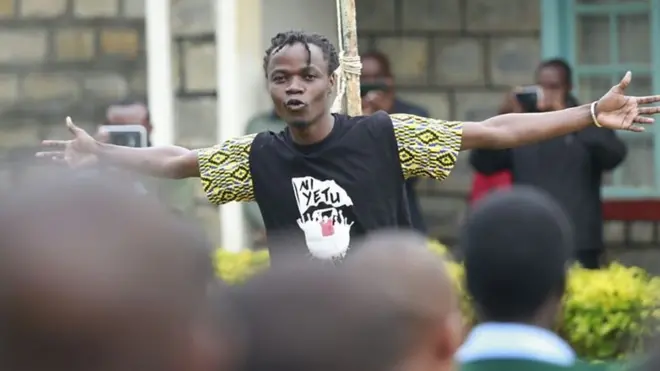 Mwanamuziki maarufu wa muziki wa kizazi kipya Hip Hop Juliani akiwahutubia vijana