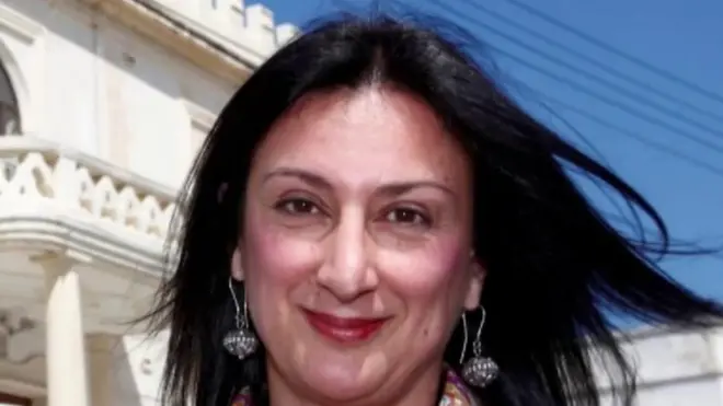 پاناما پیپرز کی تحقیقات میں اہم کردار ادا کرنے والی مالٹاا کی مشہور صحافی ڈیفنی کیروانا گیلیزیا ملک کی بہت سی طاقت ور شخصیات کی ناقد تھیں۔ وہ رواں ہفتے کار بم کا شکار ہوئی تھیں۔