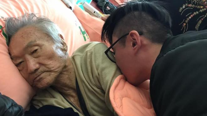 傅达仁卧病在床受儿子照顾。