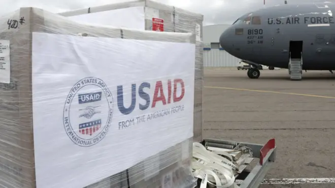 Агентство по международному развитию поставляет гуманитарную помощь во многие страны, в том числе в Россию - этот рейс доставил 150 аппаратов искусственной вентиляции легких в аэропорт Внуково в июне 2020 года