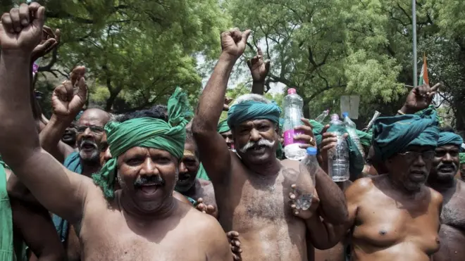 प्रदर्शन करते किसान