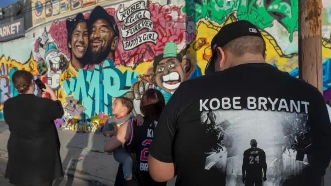 Sebuah mural karya seniman Jules Muck menjadi lokasi bagi penghormatan bagi eks bintang NBA Kobe Bryant dan putrinya yang meninggal dalam kecelakaan helikopter, 27 Januari 2020 di Los Angeles, California.