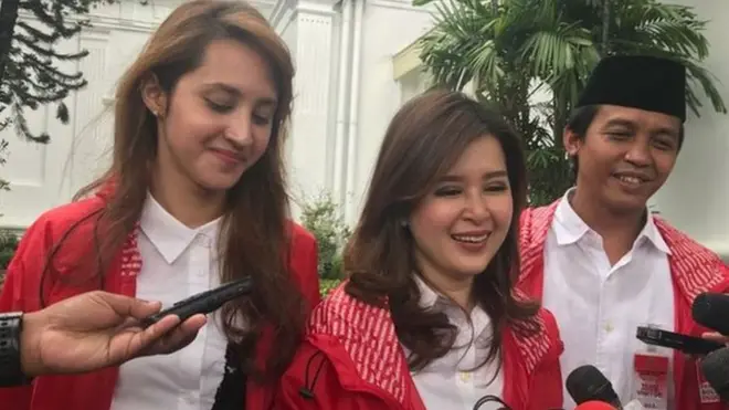 Pengurus PSI Tsamara Amany (kiri), Grace Natalie (tengah), dan Raja Juli Antoni (kanan) usai bertemu Presiden Joko Widodo di Istana Negara, Kamis (01/03) lalu.