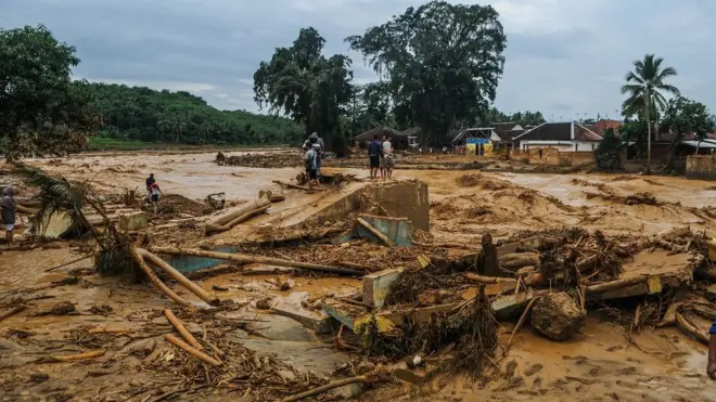 Sejumlah bangunan rusak akibat diterjang banjir bandang di Desa Sajira, Lebak, Banten, Rabu (01/01). Meluapnya Sungai Ciberang mengakibatkan sejumlah jembatan dan rumah rusak diterjang banjir.