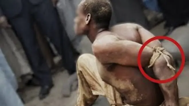 Images montrant l'usage de la torture sur un homme.