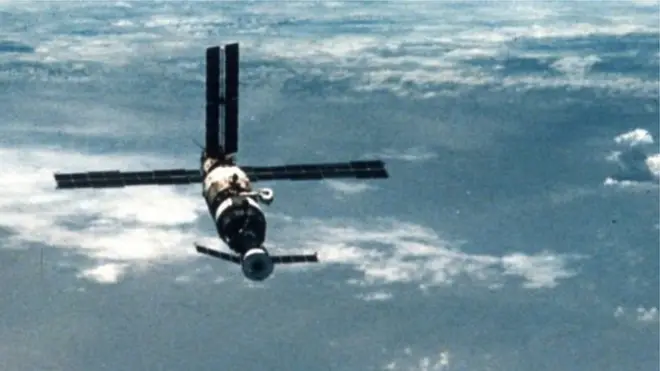 د اندېښنې خبره ده مېکروبونو د تشیال مرکز د کړکیو شاوخوا ربړونه خوړلي و.