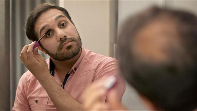 Tarah passando rimel