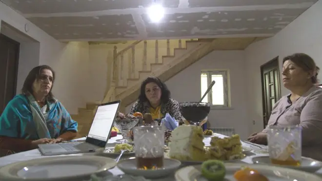 Səkinə Əzimova və qonşuları evdə və təsərrüfatda üzləşdikləri problemləri müzakirə edirlər.